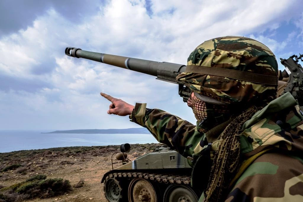 Τρομαχτική δύναμη πυρός απέκτησαν τα νησιά: Μαζικές μετακινήσεις στρατιωτικών δυνάμεων και ολονύχτιες ρίψεις Αλεξιπτωτιστών…